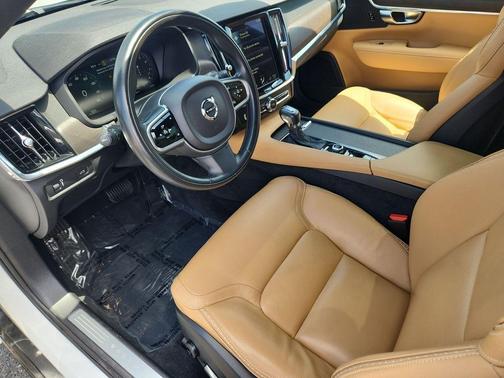 Crystal White Pearl Metallic 2018 Volvo V90 Cross Country T6