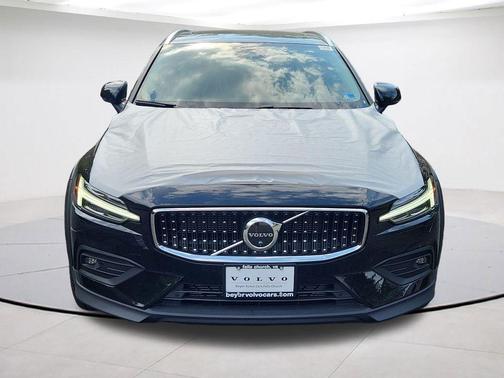 Onyx Black Metallic 2026 Volvo V60 Cross Country B5 Plus