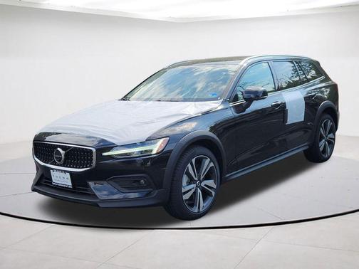 Onyx Black Metallic 2026 Volvo V60 Cross Country B5 Plus