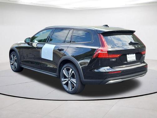 Onyx Black Metallic 2026 Volvo V60 Cross Country B5 Plus