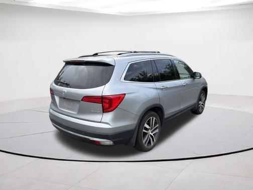 Lunar Silver Metallic 2017 Honda Pilot Elite