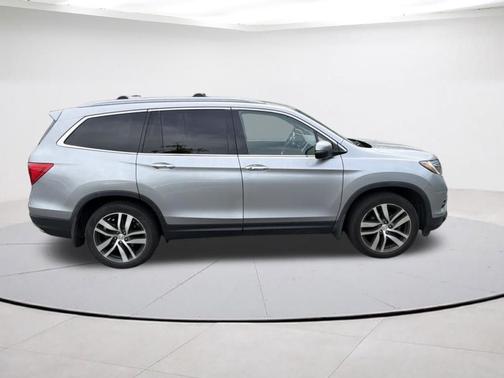 Lunar Silver Metallic 2017 Honda Pilot Elite