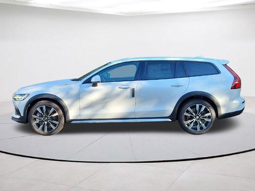 Crystal White Pearl 2026 Volvo V60 Cross Country B5 Ultra