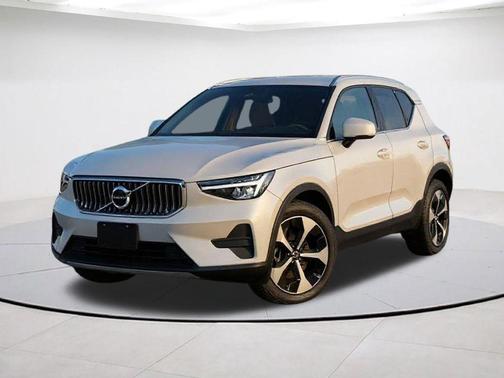 Crystal White Pearl 2025 Volvo XC40 B5 Plus Dark Theme