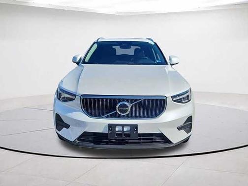 2025 Volvo XC40 Core