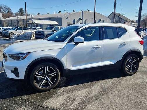 2025 Volvo XC40 Core