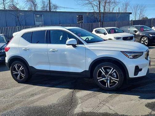2025 Volvo XC40 Core