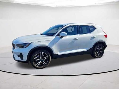 2025 Volvo XC40 Core