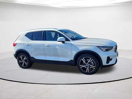 2025 Volvo XC40 Core