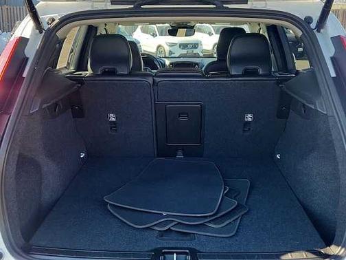 Crystal White Pearl 2025 Volvo XC40 B5 Core Bright Theme