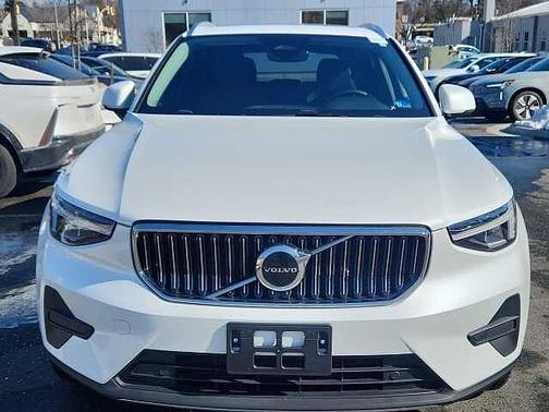 2025 Volvo XC40 Core
