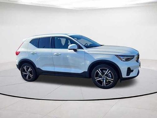 2025 Volvo XC40 Core