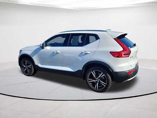 Crystal White Pearl 2025 Volvo XC40 B5 Core Bright Theme