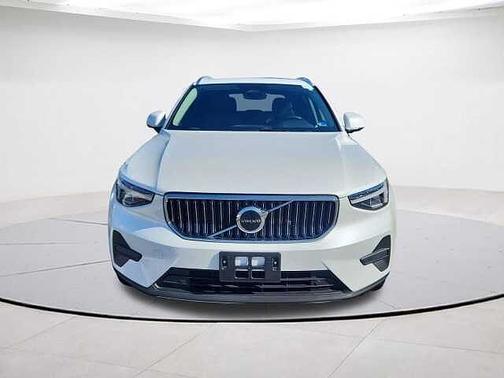 2025 Volvo XC40 Core