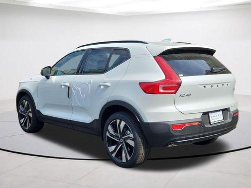 Crystal White 2026 Volvo XC40 B5 Ultra