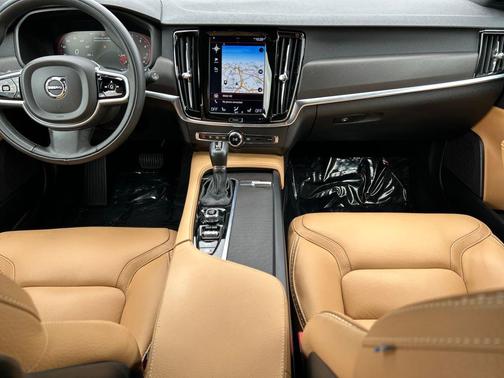 Crystal White Pearl 2019 Volvo V90 Cross Country T6