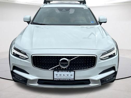Crystal White Pearl 2019 Volvo V90 Cross Country T6