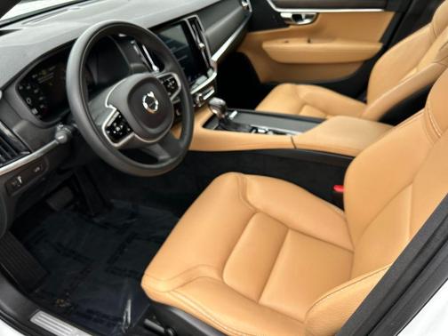 Crystal White Pearl 2019 Volvo V90 Cross Country T6