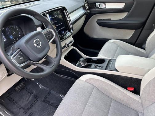 2020 Volvo XC40 T5 Momentum