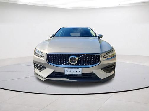 2025 Volvo V60 Cross Country B5 Plus