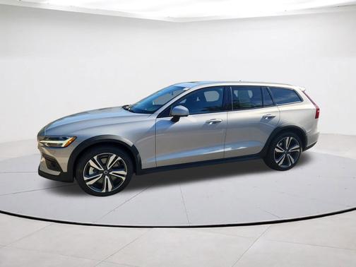2025 Volvo V60 Cross Country B5 Plus