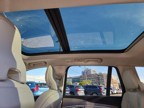 Platinum Gray Metallic 2024 Volvo XC90 Recharge Plug-In Hybrid T8 Plus Bright Theme 7 Passenger