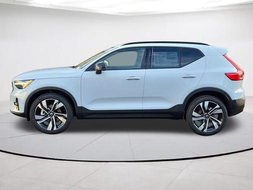 Cloud 9 White 2026 Volvo XC40 B5 Ultra