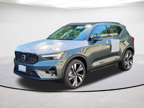 Forest Green 2026 Volvo XC40 B5 Plus