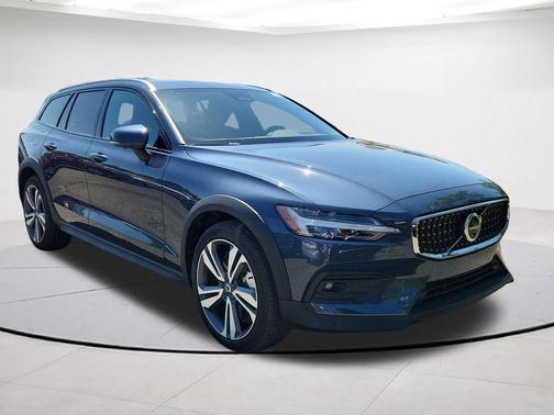 Denim Blue Metallic 2025 Volvo V60 Cross Country B5 Plus