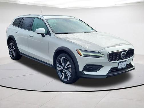 Crystal White Pearl 2026 Volvo V60 Cross Country B5 Plus