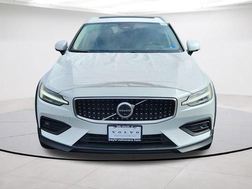 Crystal White Pearl 2026 Volvo V60 Cross Country B5 Plus
