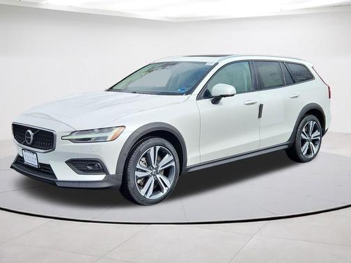 Crystal White Pearl 2026 Volvo V60 Cross Country B5 Plus