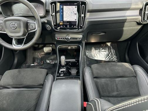Gray Metallic 2021 Volvo XC40 T5 R-Design