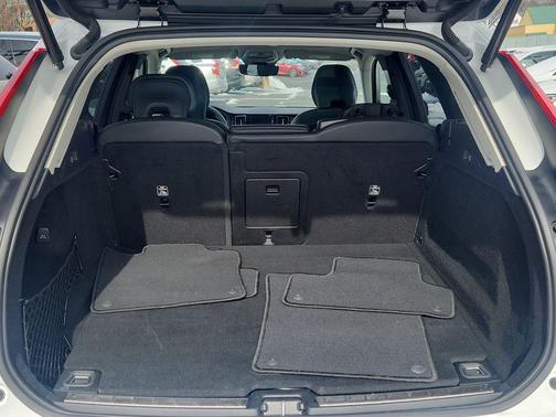 2024 Volvo XC60 Recharge Plug-In Hybrid T8 Ultimate Dark Theme