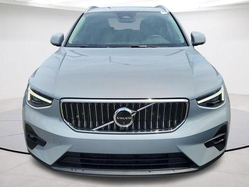 Gray Metallic 2025 Volvo XC40 B5 Ultra Bright Theme