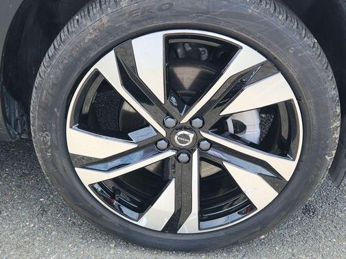 Gray Metallic 2025 Volvo XC40 B5 Ultra Bright Theme