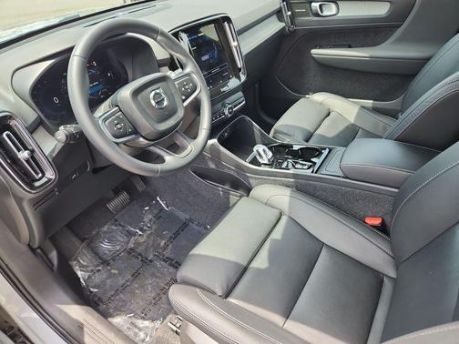 Gray Metallic 2025 Volvo XC40 B5 Ultra Bright Theme