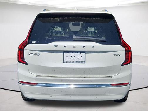 Crystal White Pearl 2026 Volvo XC90 Plug-In Hybrid T8 Plus 7-Seater