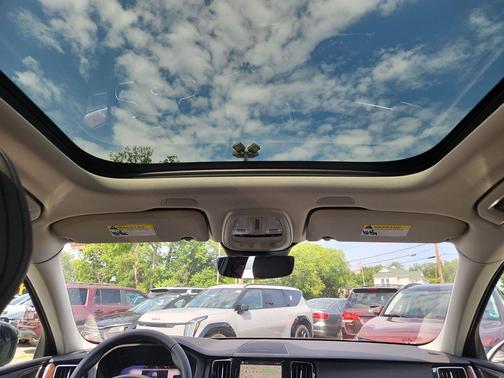 Platinum Gray Metallic 2024 Volvo XC60 Recharge Plug-In Hybrid T8 Plus Dark Theme