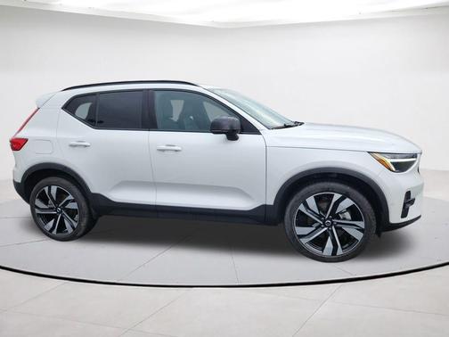 2025 Volvo XC40 B5 Plus Dark Theme