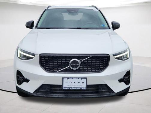 2025 Volvo XC40 B5 Plus Dark Theme