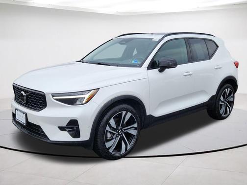2025 Volvo XC40 B5 Plus Dark Theme