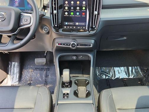 Metallic 2025 Volvo XC40 B5 Core Bright Theme