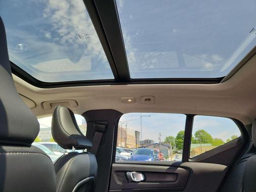 Metallic 2025 Volvo XC40 B5 Core Bright Theme