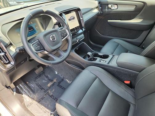 Metallic 2025 Volvo XC40 B5 Core Bright Theme