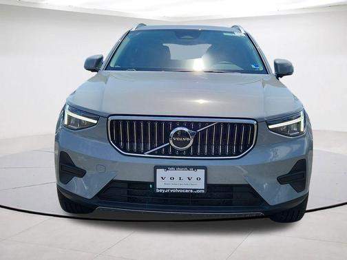 Metallic 2025 Volvo XC40 B5 Core Bright Theme