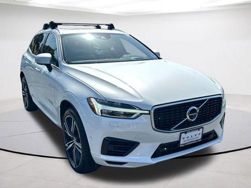 Crystal White Pearl 2019 Volvo XC60 Recharge Plug-In Hybrid T8 R-Design