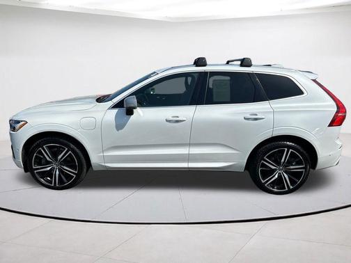 Crystal White Pearl 2019 Volvo XC60 Recharge Plug-In Hybrid T8 R-Design