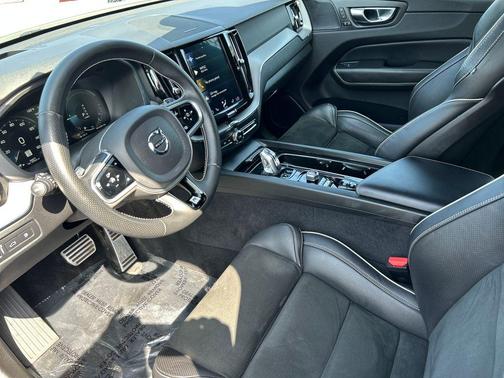 Crystal White Pearl 2019 Volvo XC60 Recharge Plug-In Hybrid T8 R-Design