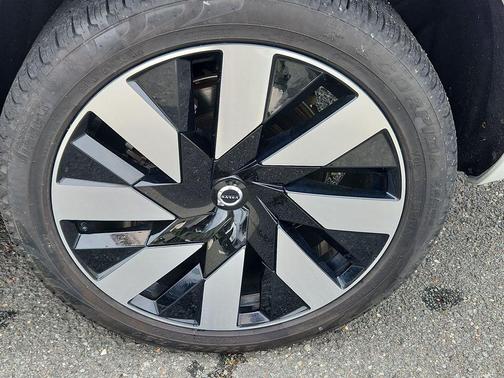 Crystal White 2024 Volvo XC90 Recharge Plug-In Hybrid T8 Plus Bright Theme 7 Passenger